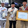 Bupati Kuningan berfoto bersama dengan kades dessa Jagara dan Kades Kertayasa.